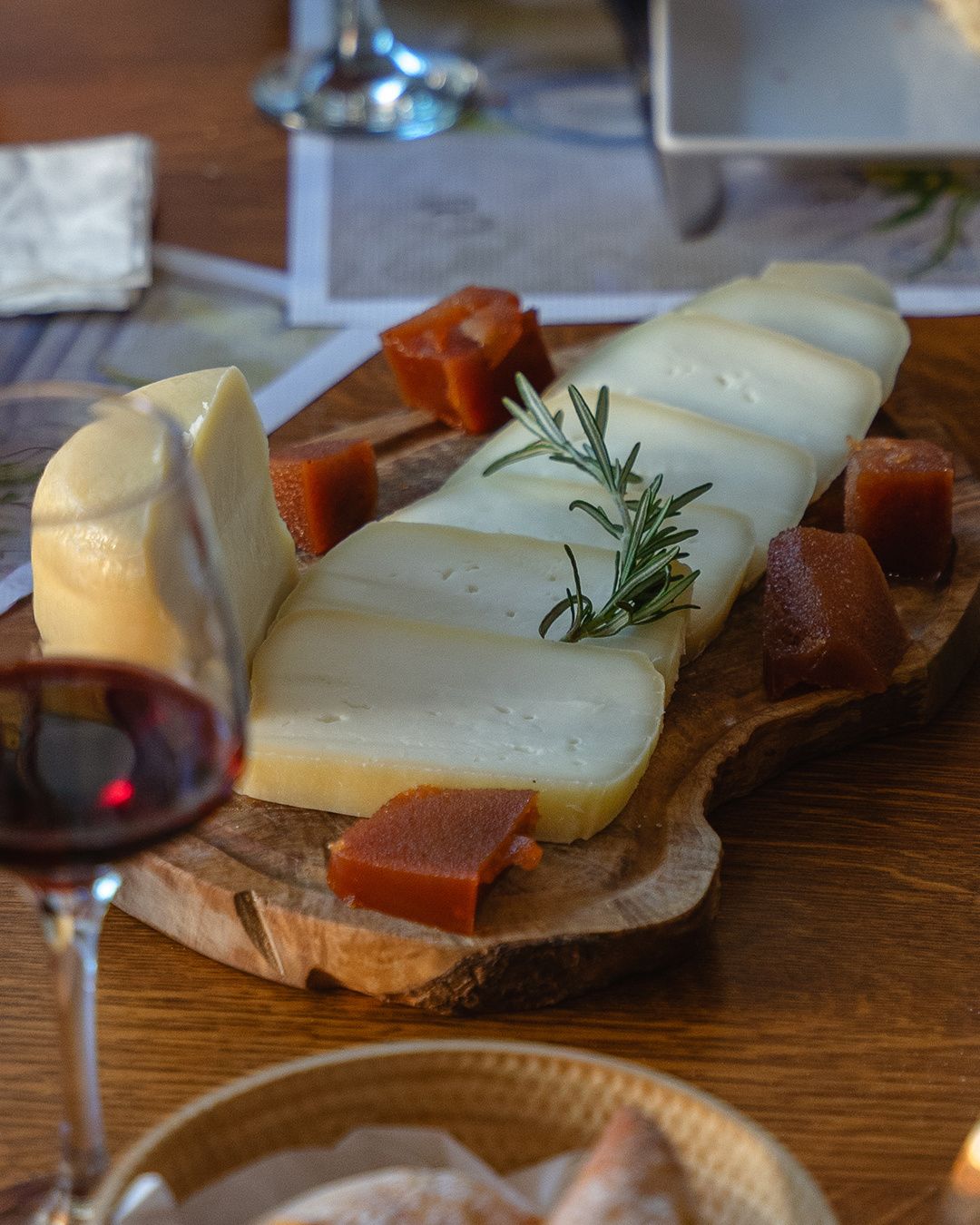 Oui, le fromage c’est « Serra da Estrela » et marmelade ou pâte de coing. Plus exactement Marme...