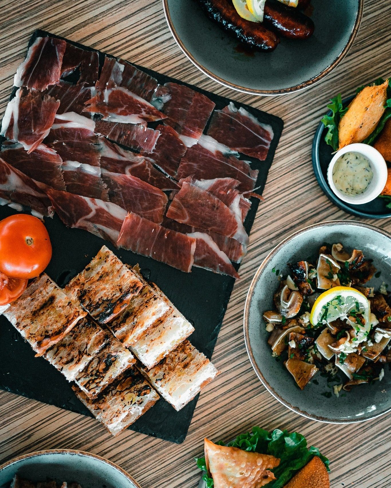 Tapas un peu, beaucoup, passionnément, à partager ou pas….     n⁣n     Pour nous contacter, ex...