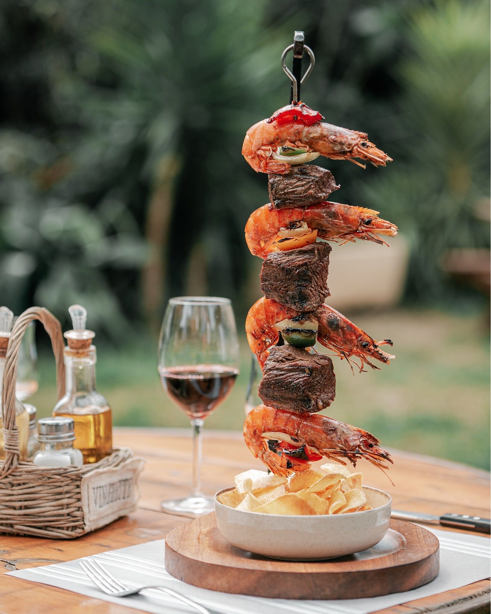 En voilà une de belle brochette     nnLa brochette boeuf-gambas et un bon verre de vin.n⁣n     Po...