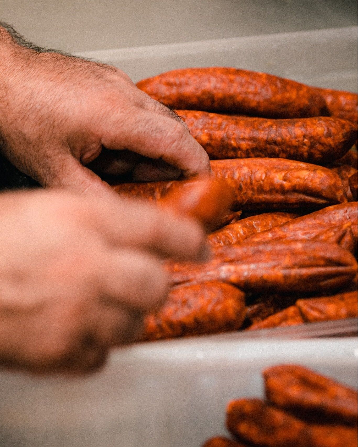Ca pique! Préparation du chorizo maison     ️nNous les faisons ensuite cuire au churrasco pour un...
