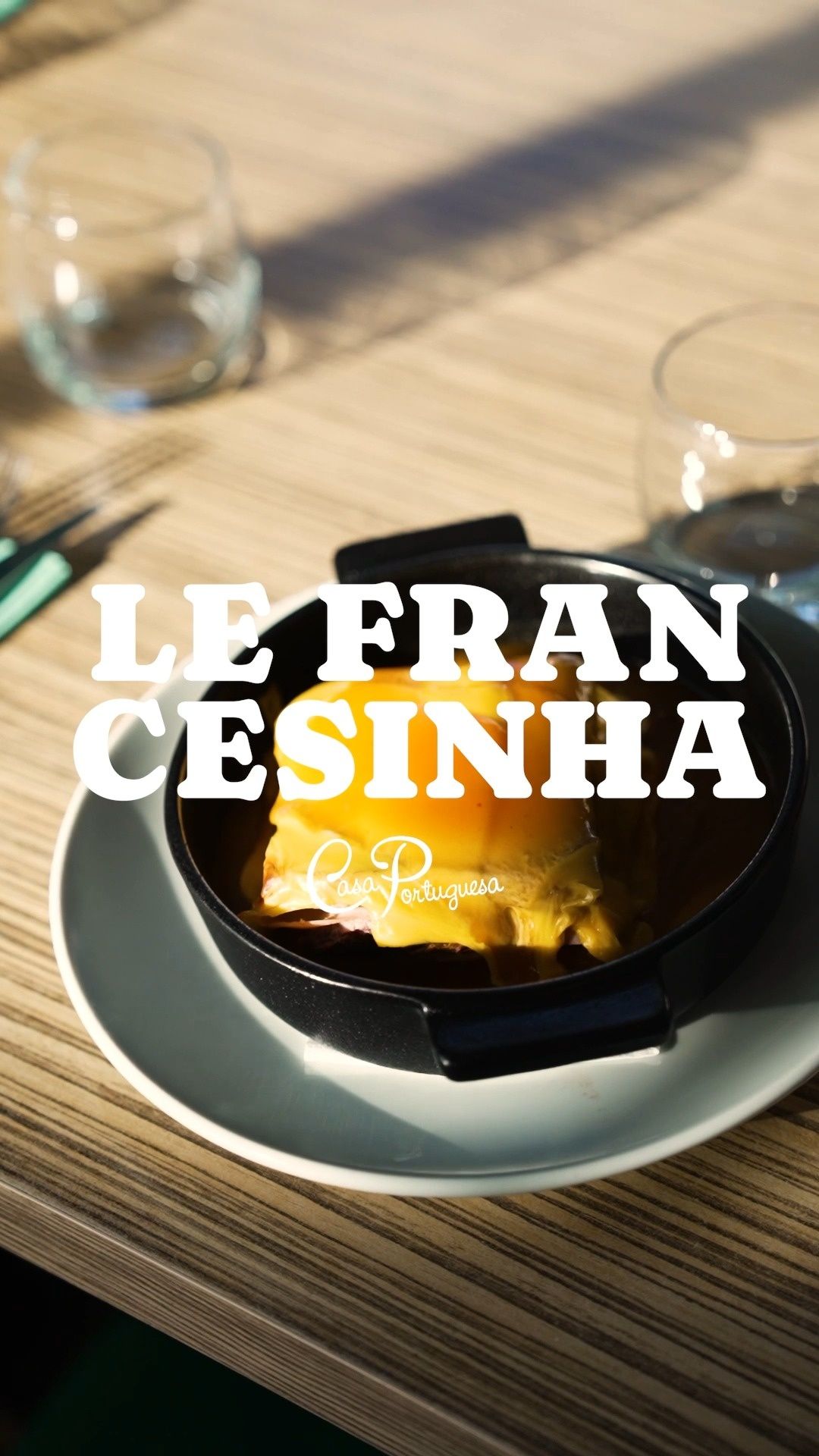 Une Francesinha bien gratinée         nUne bière bien fraîche     nLe combo parfait, façon Porto...