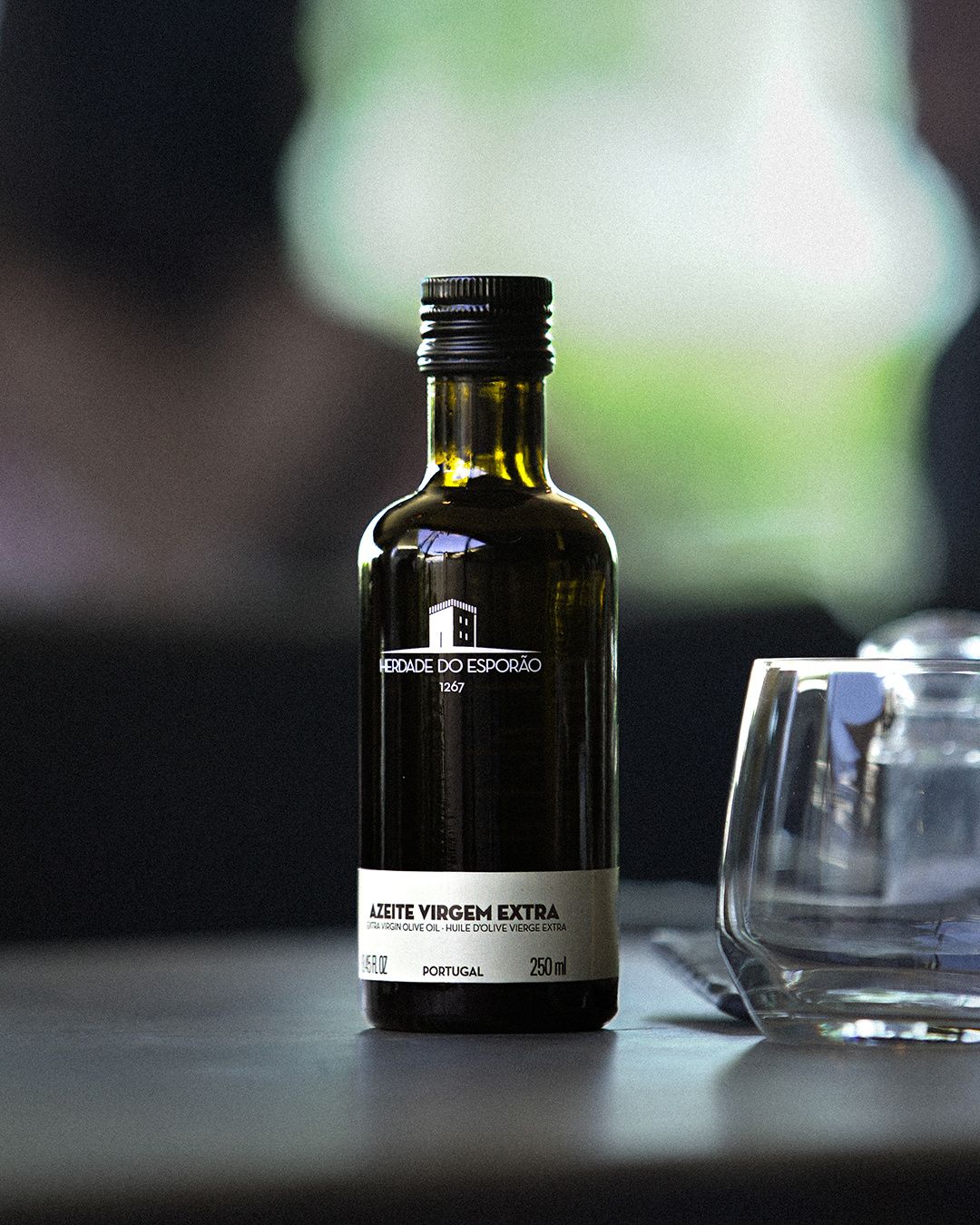      Un trésor du Portugal en bouteille.nNotre huile d’olive Herdade do Esporão 1267 : fruitée,...