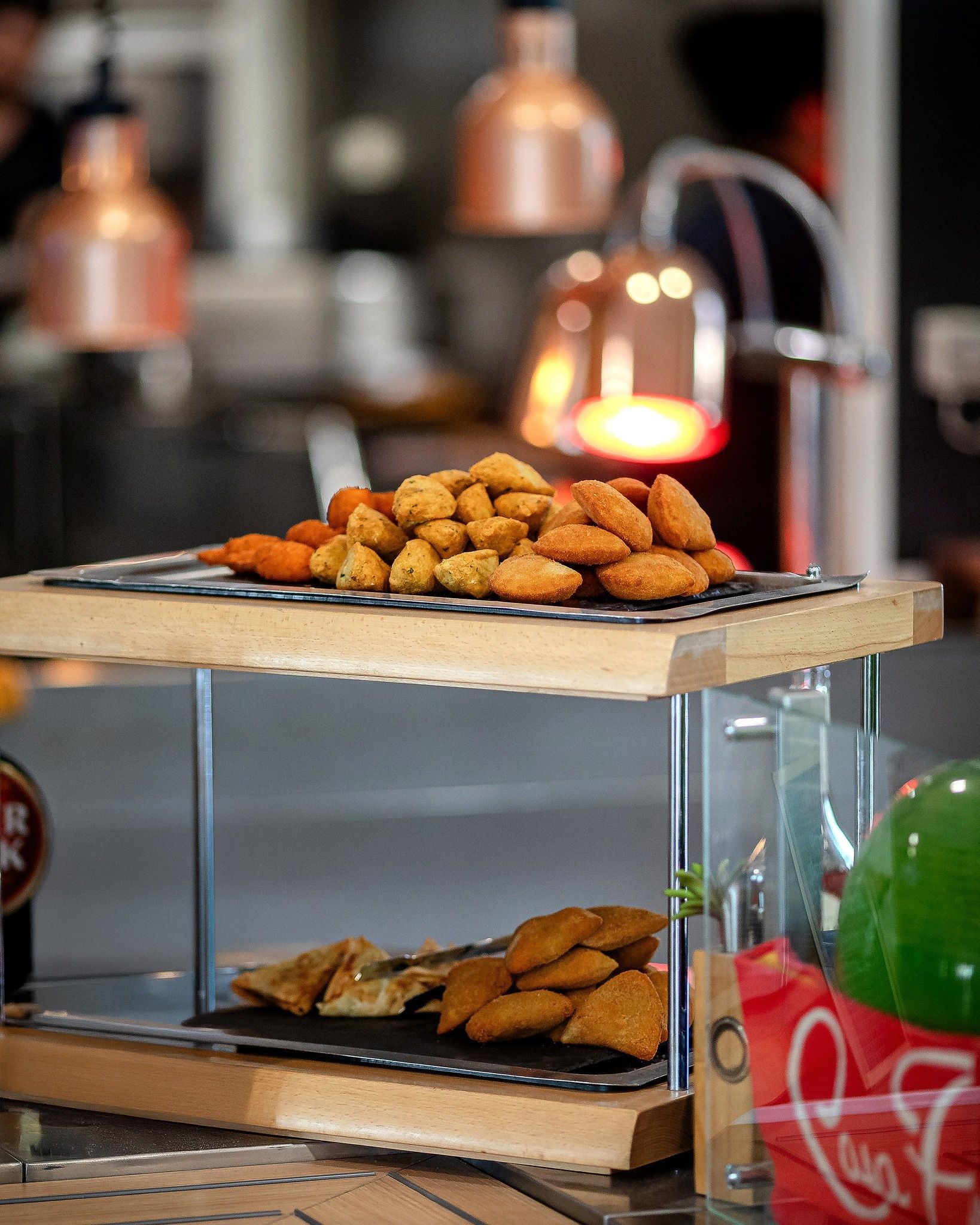 Les grands classiques des petits plaisirs     nNos beignets (et samoussas) sont prêts, chauds et cr...