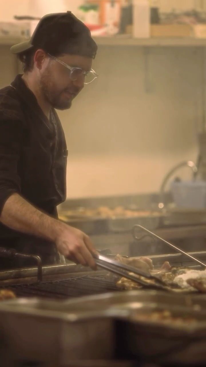Plus de 37 ans de passion… et toujours la même flamme      nnLe geste est resté le même, le feu...