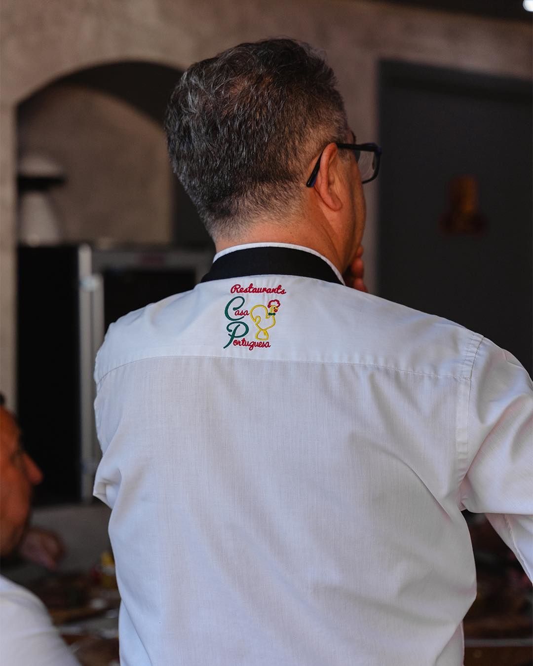 Le patron sort de la cuisine           ‍    nOui. Il aime voir les sourires en salle ❤️n______...